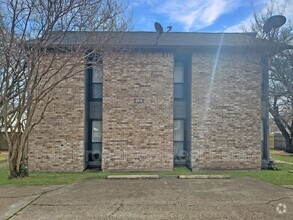 Building Photo - 304 Manuel Dr