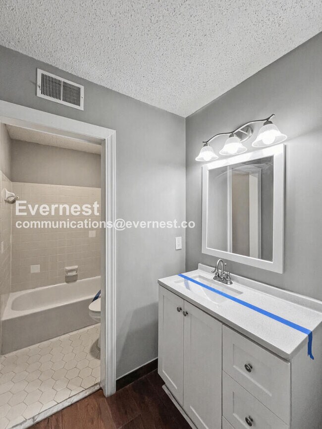 Building Photo - 3 Bed/3 Bath Home with Carport / Pet-Friendly / Available Now!