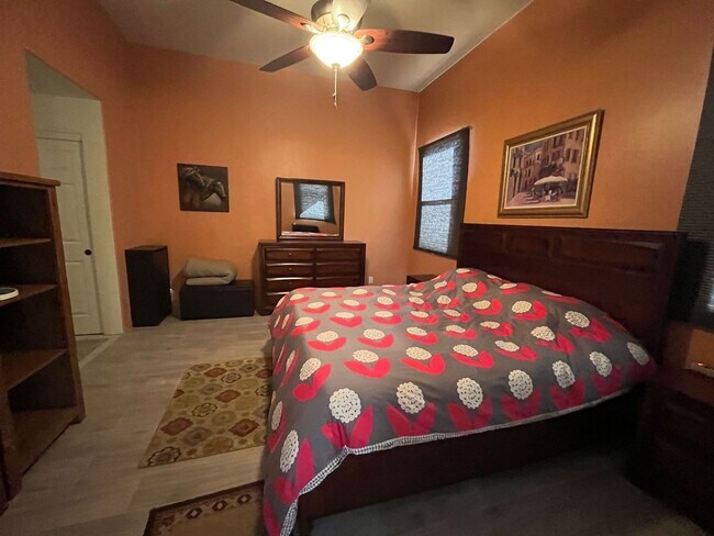 Building Photo - Furnished monthly rental home with long term lease options.