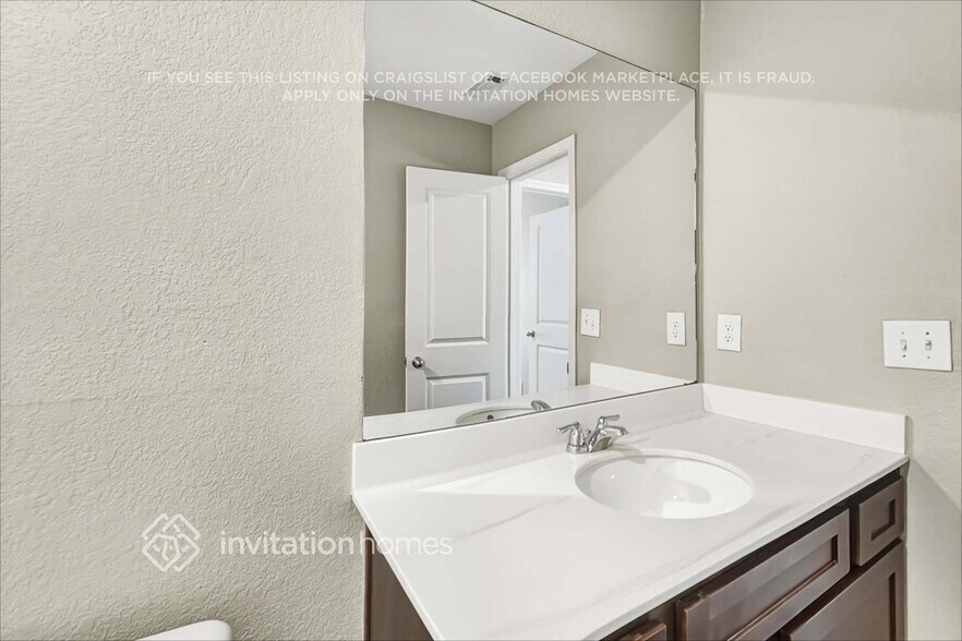 Building Photo - 439 Vermeer Ct