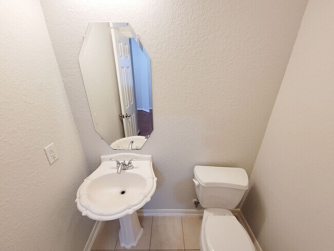 Building Photo - Gorgeous Large Floorplan with High Ceilings!