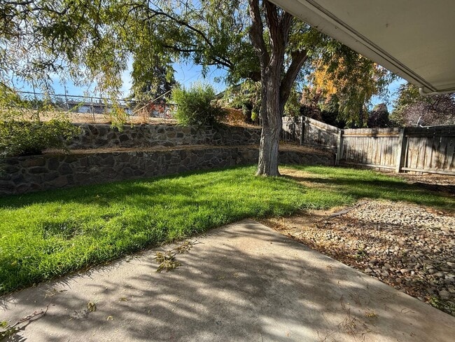 Building Photo - 806-808 W 6th Ave