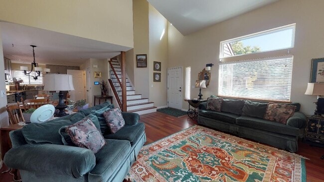 Building Photo - Beautiful sunny home