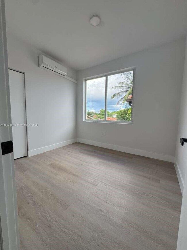 Building Photo - 2425 SW 6th St