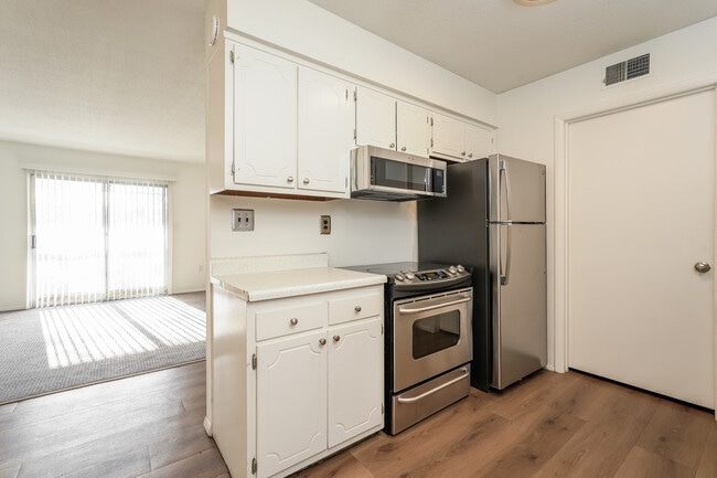 Building Photo - 2205 Sunderland Rd