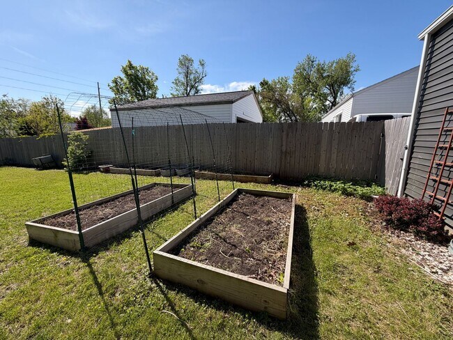 Building Photo - $1,450 | 2 Bedroom 1 Bath Home | Washer & Dryer | Garage