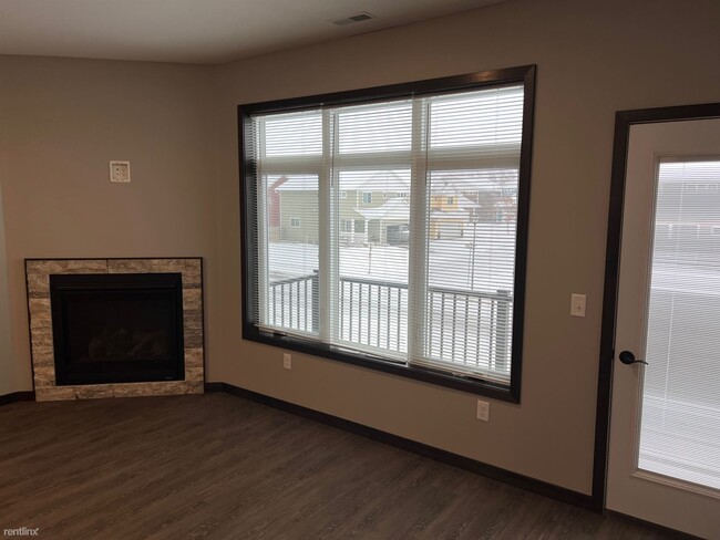 Building Photo - 3 br, 2.5 bath Townhome - Benson Courtyard...