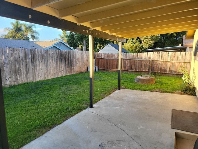 Building Photo - All Upgraded, Small Yard, Garage - AVAILABLE NOW!!