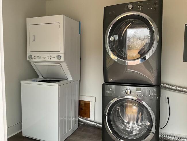 Building Photo - 8 Woodland Ct