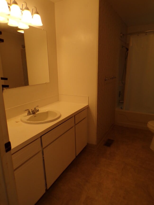 Building Photo - 11865 SW Ebberts Ct