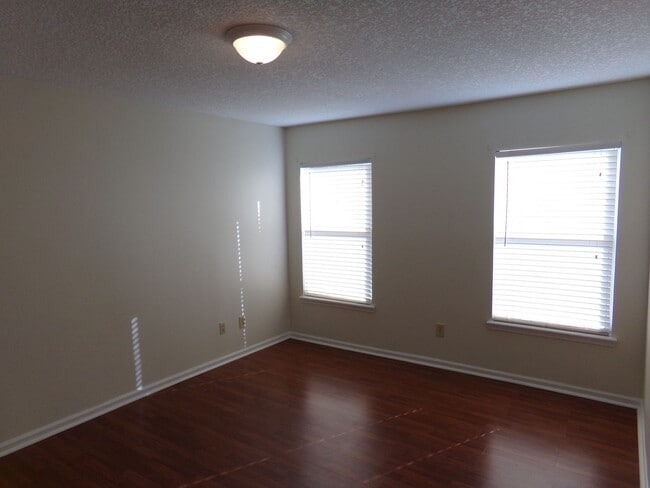 Building Photo - Nice 3/2 in convenient location