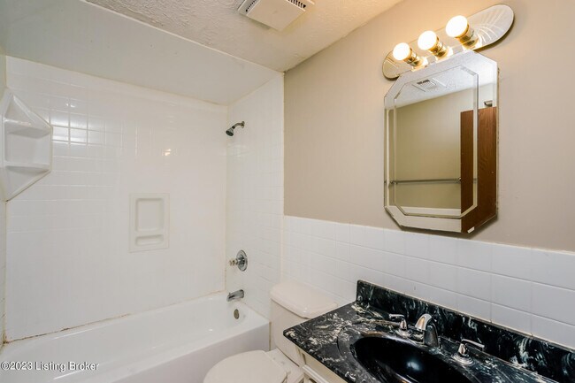 Building Photo - 10509 Hillpark Dr