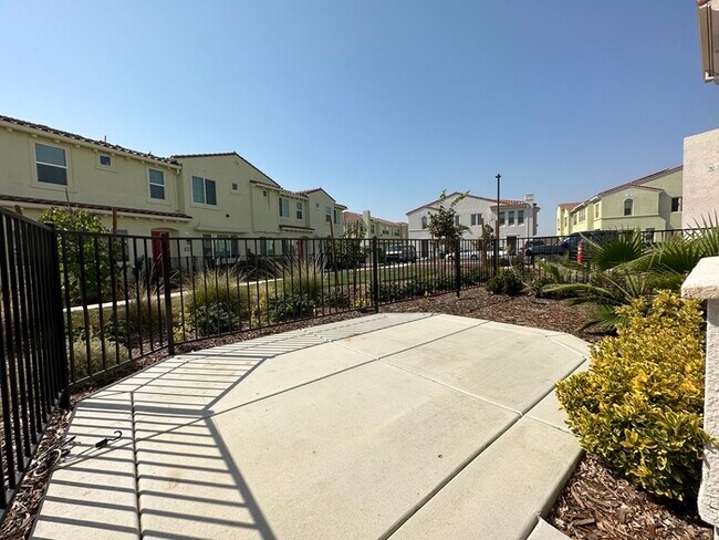 Building Photo - Gorgeous 3 Bedroom 2.5 Bathrooms