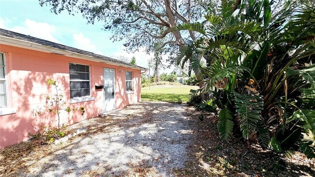Building Photo - 19 N Mango St