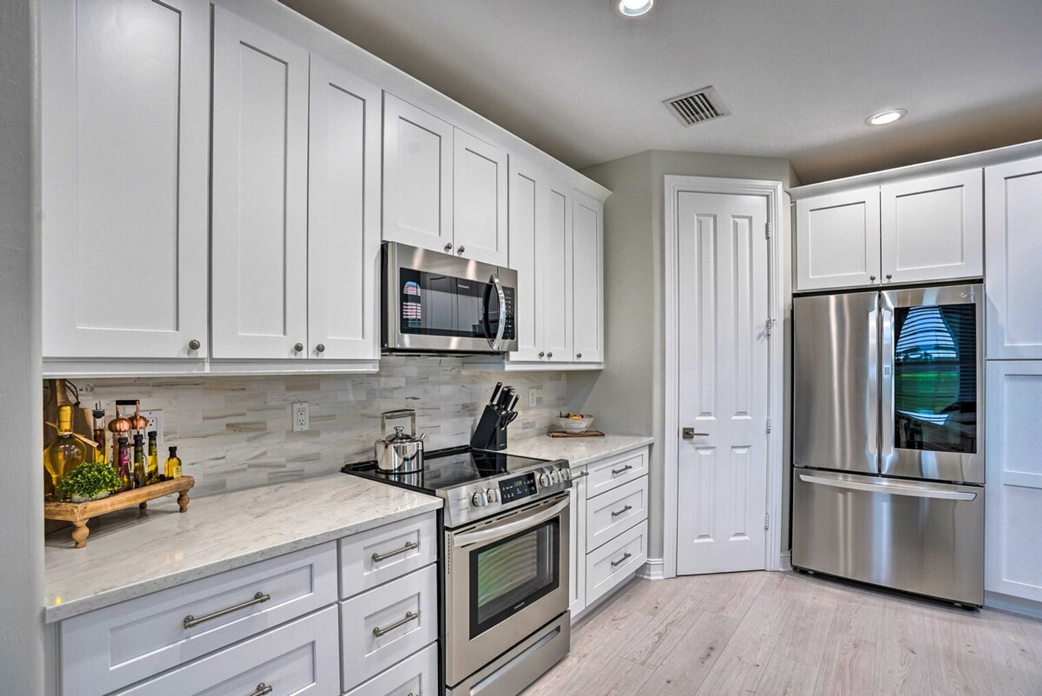 Building Photo - 6096 Dogleg Dr