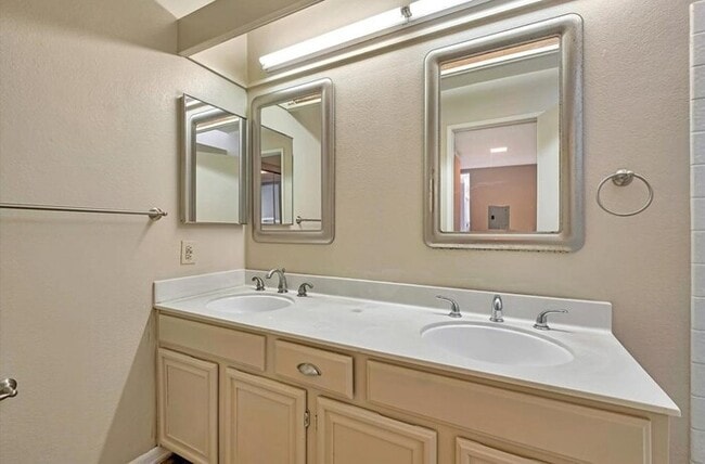 Building Photo - Cozy Penthouse Condo in Gated Community with Pools & In-Unit Laundry