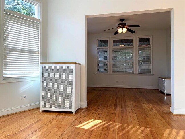 Building Photo - 5825 N Rogers Ave