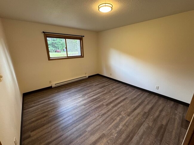 Building Photo - 302 Balsam St