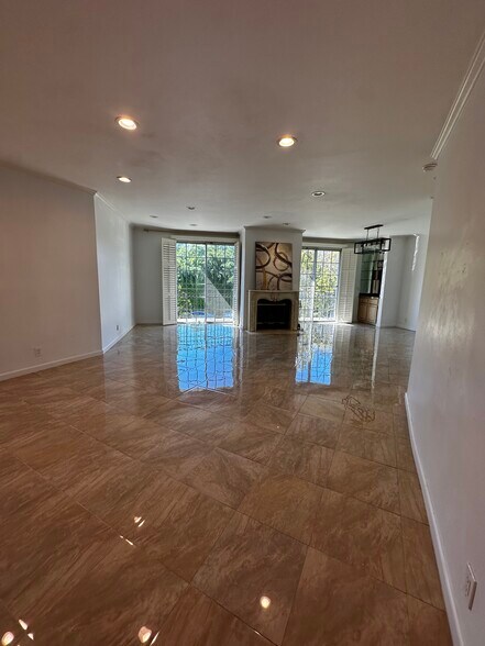 Building Photo - 458 N Oakhurst Dr