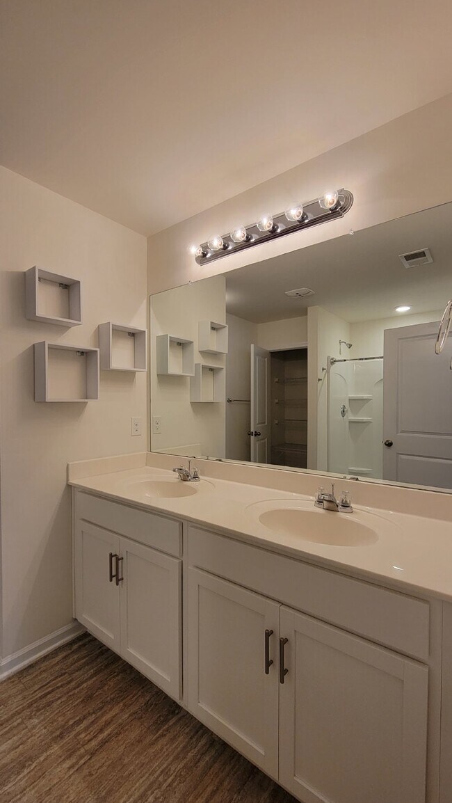 Building Photo - "Modern 3-Bedroom Multiplex with 3 Full Ba...