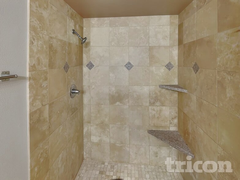 Building Photo - 16312 NE 12th St