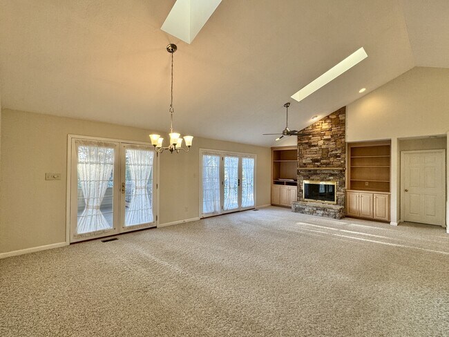 Building Photo - 144 Gigi Ln