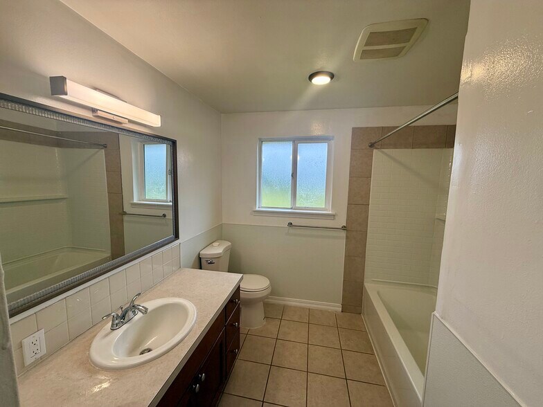 Building Photo - 7806 3rd Ave SE