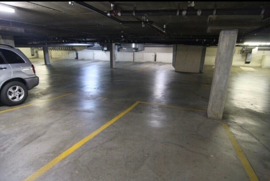 Building Photo - 441 E San Jose Ave