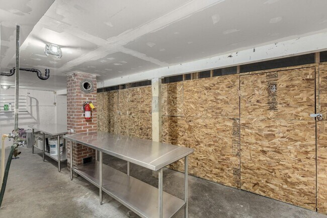 Building Photo - Spacious 2bedroom 1 bath in well maintained 4 Plex!