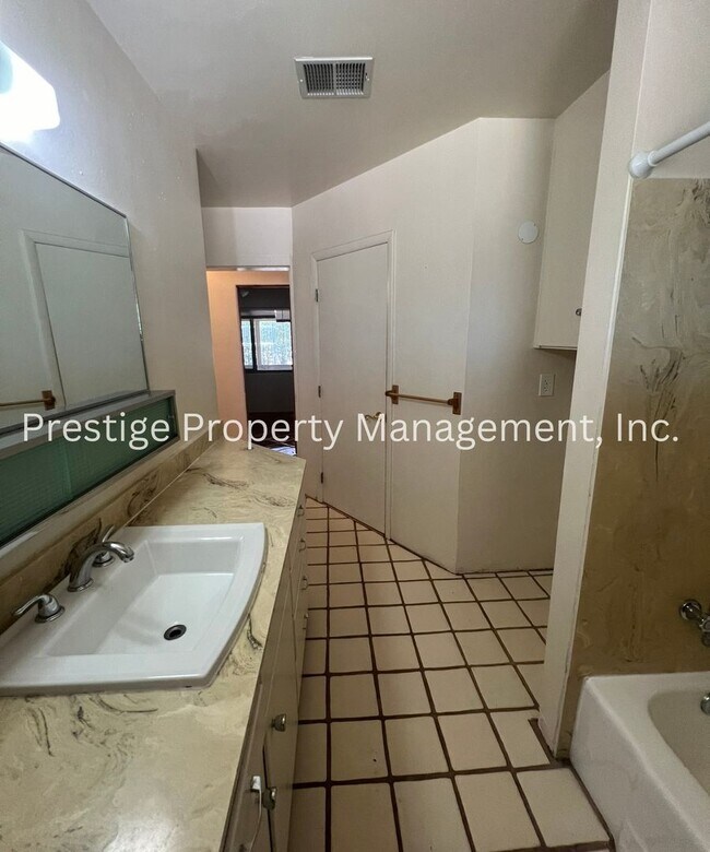 Building Photo - 3BD 2BA Waiting for You to Call Home!!