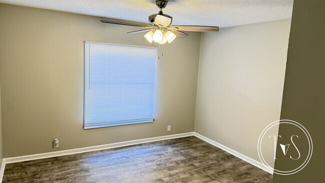 Building Photo - SPRING MOVE-IN SPECIAL: $500 OFF 1ST MONTH...