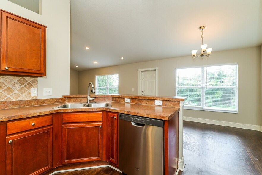 Building Photo - 1900 Southern Oak Loop