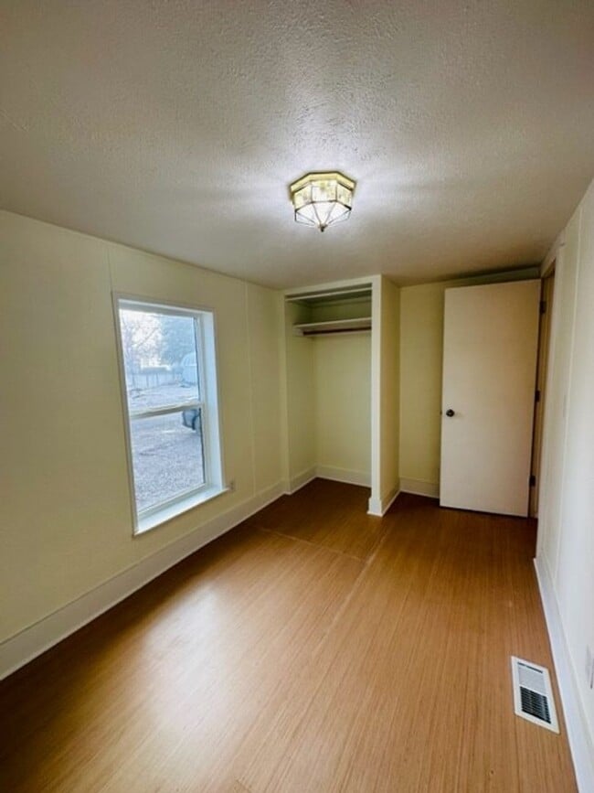 Building Photo - Newly Remodeled 3 bed/2 bath in Hamilton