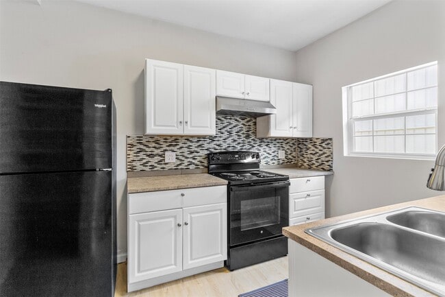 Building Photo - 405 Medina St