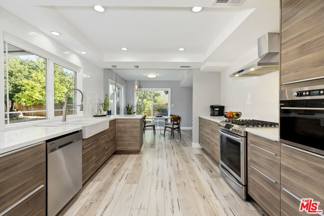 Building Photo - 628 Royalview St