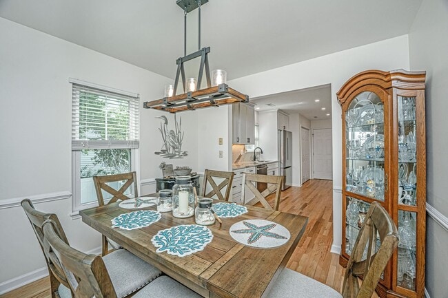 Building Photo - Gorgeous 4 BR/2BA Marshfront Home With Cre...