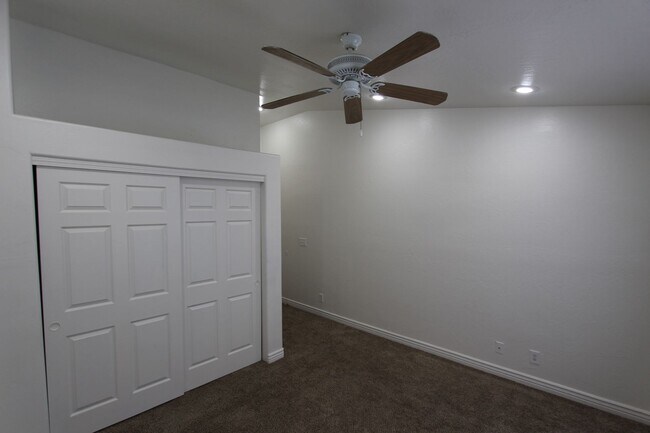 Building Photo - 1497 E Ivy Ln
