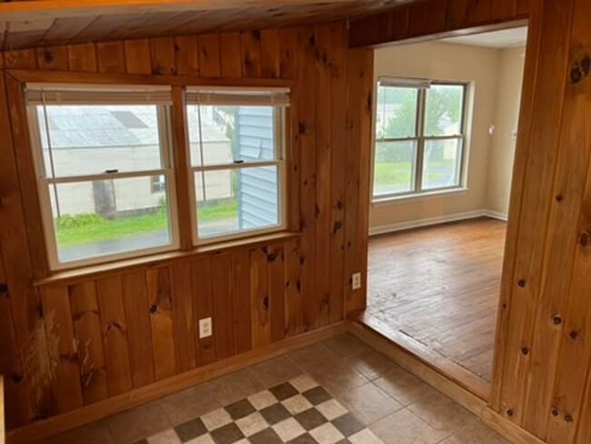 Building Photo - Charming 4 Bedroom 2 bath apartment near d...
