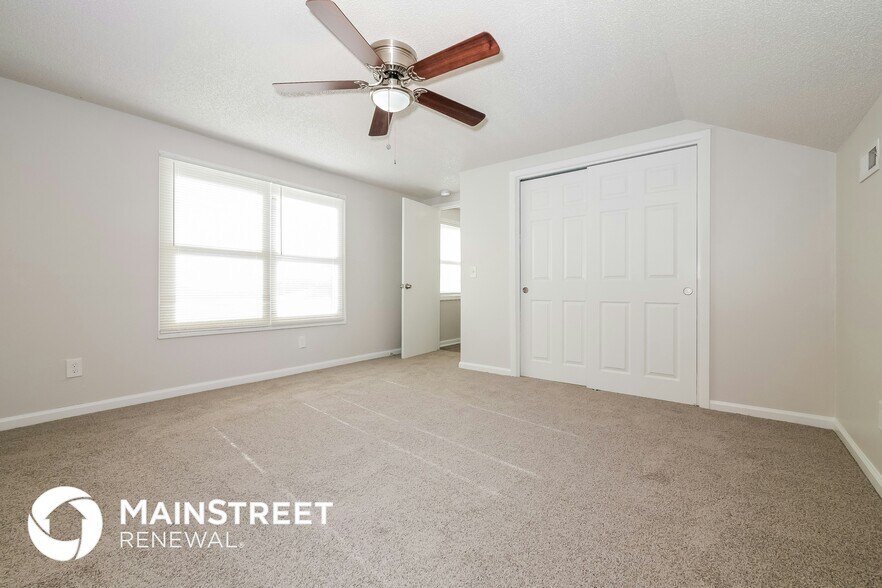 Building Photo - 403 E 9th St