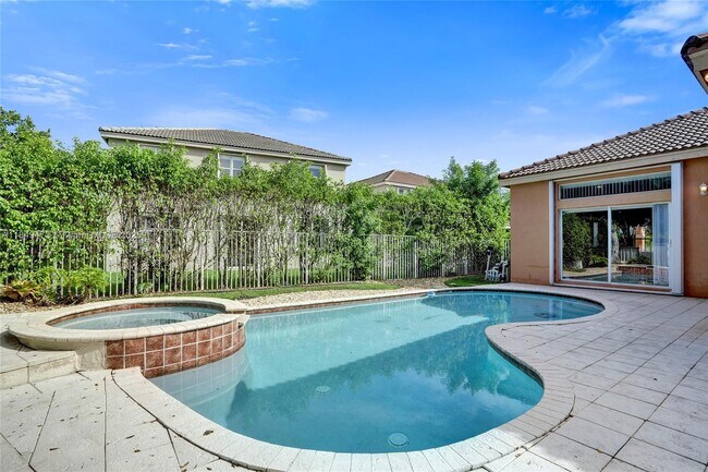 Building Photo - 1100 Chinaberry Dr