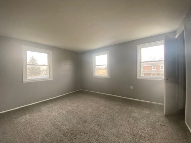 Building Photo - Welcome to this charming two-bedroom, one-bathroom double in the heart of Springfield, OH+