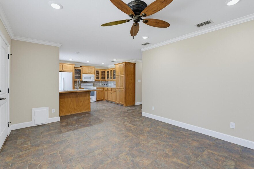 Building Photo - 286 Pilgrim Rd