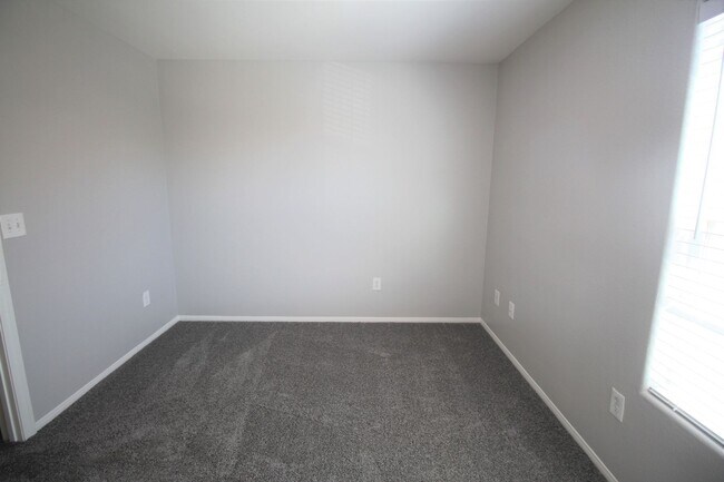 Building Photo - Fantastic 3bed/2.5 bath in Southwest ready for immediate move-in! Make the Move for Less: $500 Of...