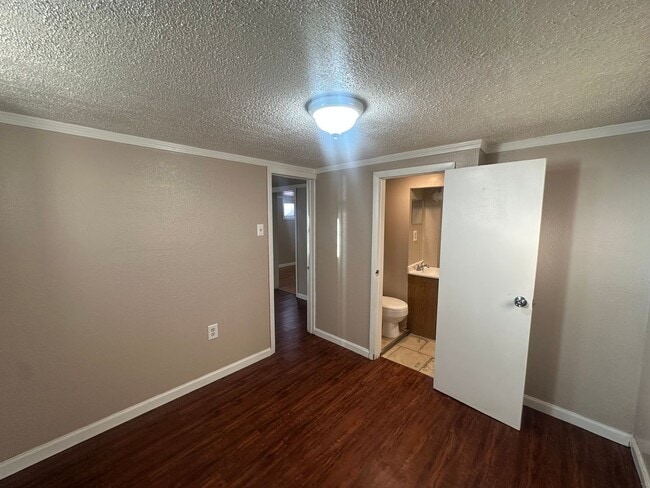 Building Photo - Shaul Properties - 419 1/2 W 14th