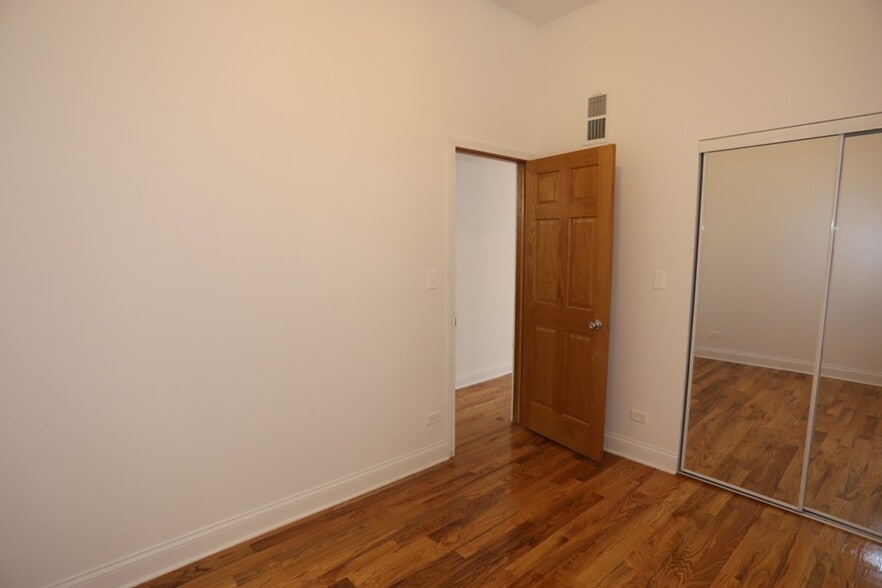 Building Photo - 1706 W Sunnyside Ave