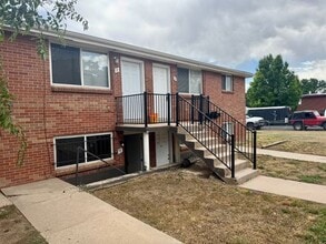 Building Photo - 2 Bedroom 1 Bath In Lakewood! Available Now!!