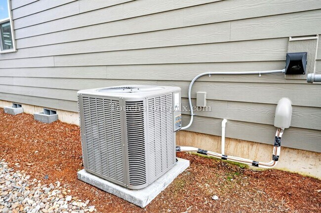 Building Photo - Recently Built Woodburn Townhome Featuring A/C