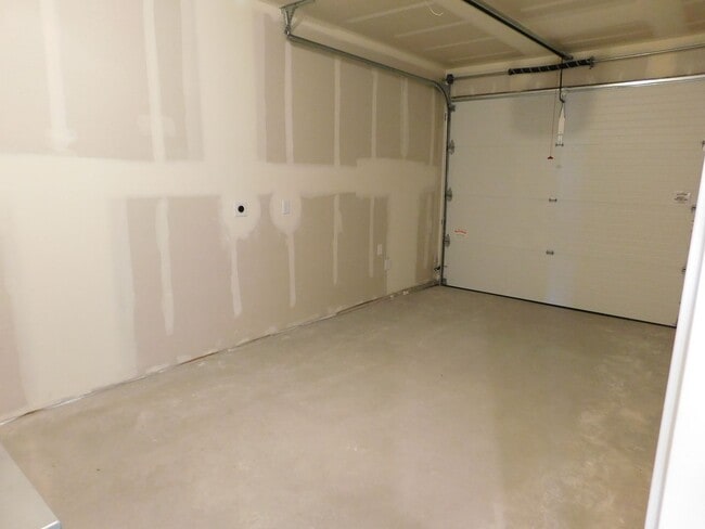 Building Photo - WALKING DISTANCE TO COMMUNITY