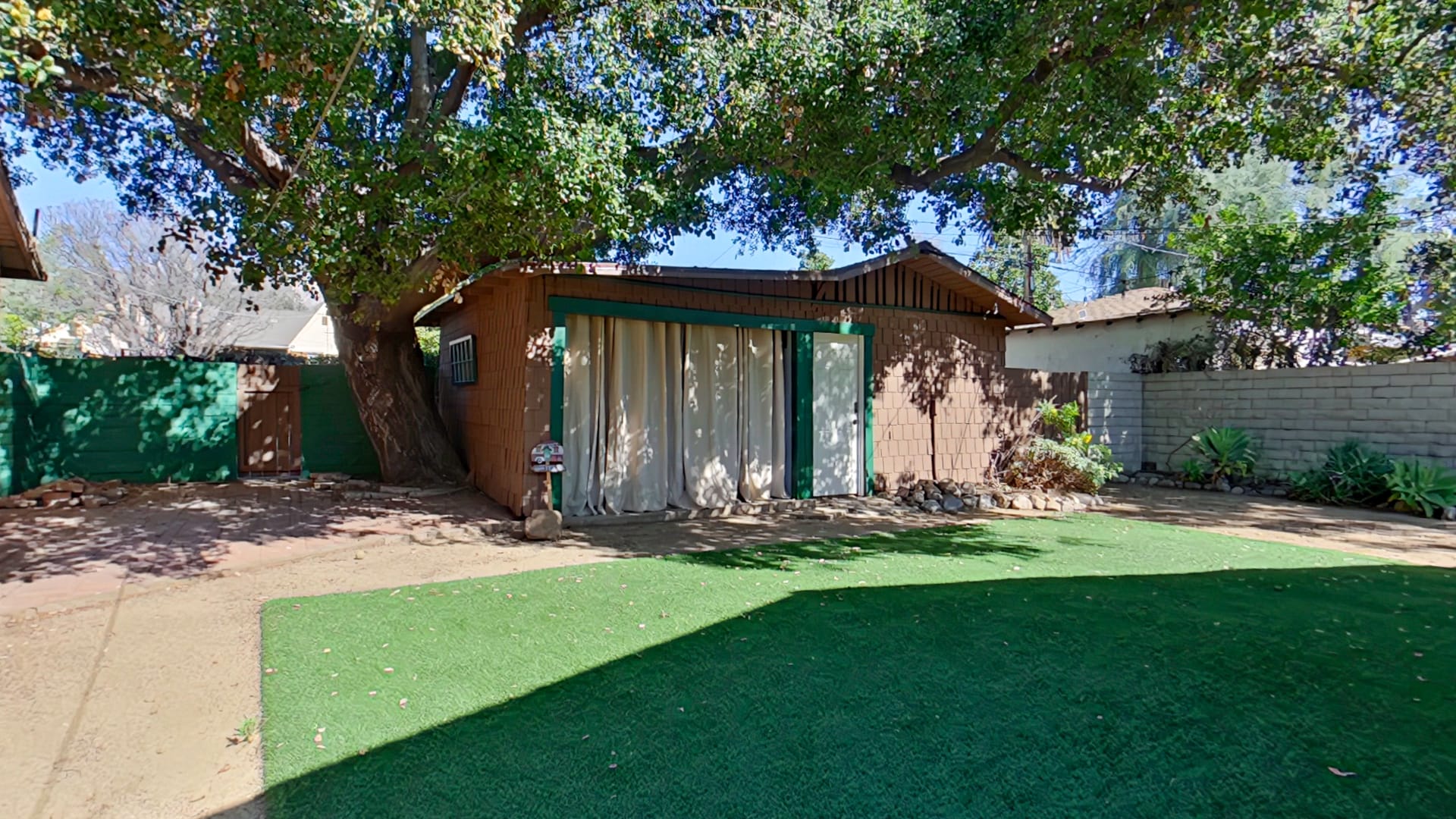 Building Photo - 1915 Las Lunas St