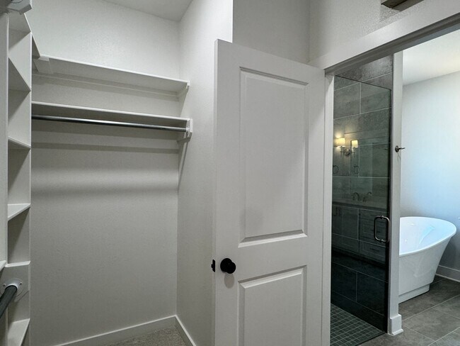 Building Photo - 9256 Villas Ct